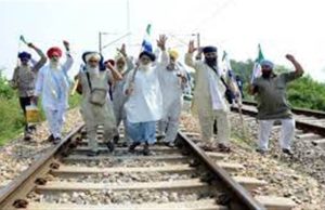 ਸਾਵਧਾਨ ! ਭਲਕੇ 2 ਘੰਟੇ ਲਈ ਪੰਜਾਬ ਸਮੇਤ ਪੂਰੇ ਦੇਸ਼ ‘ਚ ਟ੍ਰੇਨਾਂ ਦਾ ਚੱਕਾ ਰਹੇਗਾ ਜਾਮ, ਲੋਕ ਸੋਚ-ਸਮਝ ਕੇ ਨਿਕਲਣ ਘਰੋਂ