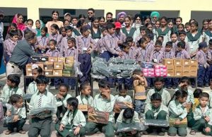 ਐਨ.ਆਰ.ਆਈ. ਸਰਬਜੀਤ ਕੌਰ ਦੇ ਪਰਿਵਾਰ ਨੇ ਸਕੂਲੀ ਵਿਦਿਆਰਥੀਆਂ ਨੂੰ ਵੰਡੀਆਂ ਬੂਟ, ਜੁਰਾਬਾਂ ਤੇ ਕੋਟੀਆਂ