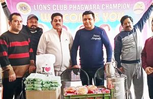 ਲਾਇਨਜ਼ ਕਲੱਬ ਫਗਵਾੜਾ ਚੈਂਪੀਅਨ ਨੇ ਸਿਵਲ ਹਸਪਤਾਲ ’ਚ ਮਰੀਜ਼ਾਂ ਨੂੰ ਵੰਡੇ ਦੁੱਧ, ਬਰੈੱਡ, ਬਿਸਕੁਟ