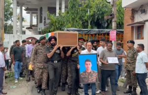 ਲੱਦਾਖ ਚ ਲੈਂਡ ਸਲਾਈਡਿੰਗ ਵਿੱਚ ਸ਼ਹੀਦ ਹੋਏ ਲੈਫਟੀਨੈਂਟ ਕਰਨਲ ਭਾਨੂ ਪ੍ਰਤਾਪ ਮਨਕੋਟਿਆ ਦਾ ਅੱਜ ਫੌਜੀ ਸਨਮਾਨਾਂ ਨਾਲ ਅੰਤਿਮ ਸਸਕਾਰ