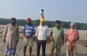 Ajnala: ਪਿੰਡ ਚਾਹੜਪੁਰ ਵਿਖੇ ਰਾਵੀ ਦਰਿਆ ਬੇਕਾਬੂ, ਖੇਤਾਂ ‘ਚ 10-10 ਫੁੱਟ ਤੱਕ ਚੜ੍ਹੀ ਰੇਤ