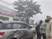 Jalandhar-Pathankot ਹਾਈਵੇ ‘ਤੇ ਟਰੱਕ ਨੇ ਮਾਰੀ ਕਾਰ ਨੂੰ ਟੱਕਰ, ਜਾਨੀ ਨੁਕਸਾਨ ਤੋਂ ਬਚਾਅ ਪਰ ਕਾਰ ਨੁਕਸਾਨੀ