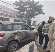 Jalandhar-Pathankot ਹਾਈਵੇ ‘ਤੇ ਟਰੱਕ ਨੇ ਮਾਰੀ ਕਾਰ ਨੂੰ ਟੱਕਰ, ਜਾਨੀ ਨੁਕਸਾਨ ਤੋਂ ਬਚਾਅ ਪਰ ਕਾਰ ਨੁਕਸਾਨੀ