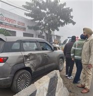 Jalandhar-Pathankot ਹਾਈਵੇ ‘ਤੇ ਟਰੱਕ ਨੇ ਮਾਰੀ ਕਾਰ ਨੂੰ ਟੱਕਰ, ਜਾਨੀ ਨੁਕਸਾਨ ਤੋਂ ਬਚਾਅ ਪਰ ਕਾਰ ਨੁਕਸਾਨੀ