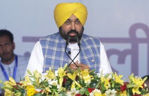 ਜੱਦੀ ਪਿੰਡ ਸਤੌਜ ਦੇ ਗੁਰਦੁਆਰਾ ਸਾਹਿਬ ‘ਚ ਨਤਮਸਤਕ ਹੋਏ ਸੀਐਮ ਮਾਨ, ਚੋਣਾ ਵਿੱਚ ਜਿੱਤ ਮਿਲਣ ‘ਤੇ ਲੋਕਾਂ ਦਾ ਕੀਤਾ ਧੰਨਵਾਦ