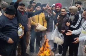 ਪੰਜਾਬ ਵਿੱਚ ਲੋਹੜੀ ਦੀ ਧੂੰਮ: ਢੋਲ ਦੀ ਥਾਪ ‘ਤੇ ਗਿੱਧਾ ਤੇ ਭੰਗੜਾ, ਮੂੰਗਫਲੀ, ਗਜਕ ਅਤੇ ਪਤੰਗਾਂ ਨਾਲ ਭਰੇ ਬਾਜ਼ਾਰ