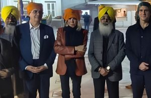 ਫਰਾਂਸ ਦੇ ਰਾਸ਼ਟਰਪਤੀ ਇਮੈਨੁਅਲ ਮੈਕਰੋਂ ਗੁਰਦੁਆਰਾ ਬੰਗਲਾ ਸਾਹਿਬ ਪਹੁੰਚੇ, ਆਪਣੀ ਪਤਨੀ ਨਾਲ ਟੇਕਿਆ ਮੱਥਾ