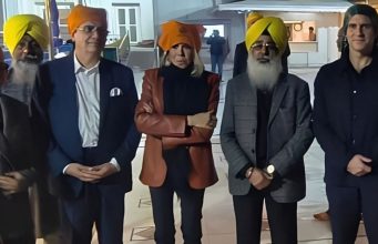 ਫਰਾਂਸ ਦੇ ਰਾਸ਼ਟਰਪਤੀ ਇਮੈਨੁਅਲ ਮੈਕਰੋਂ ਗੁਰਦੁਆਰਾ ਬੰਗਲਾ ਸਾਹਿਬ ਪਹੁੰਚੇ, ਆਪਣੀ ਪਤਨੀ ਨਾਲ ਟੇਕਿਆ ਮੱਥਾ