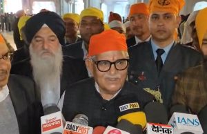 ਸ੍ਰੀ ਹਰਿਮੰਦਰ ਸਾਹਿਬ ਨਤਮਸਤਕ ਹੋਏ Governor Gulab Chand Kataria, ਪਾਲਕੀ ਸਾਹਿਬ ਨੂੰ ਮੋਢਾ ਦੇਣ ਦੀ ਨਿਭਾਈ ਸੇਵਾ