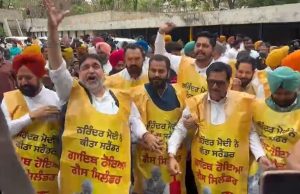 ‘Narendra Modi ਨੇ ਕੀਤਾ ਸਰੈਂਡਰ’ ਵਾਲੇ ਪੀਲੇ ਚੋਲੇ ਪਾ ਕੇ ਵਿਧਾਨ ਸਭਾ ਪਹੁੰਚੇ AAP ਵਿਧਾਇਕ, LPG ਮੁੱਦੇ ‘ਤੇ ਪੀਐਮ ਨੂੰ ਘੇਰਿਆ