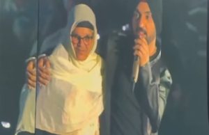 Diljit ਨੇ ਸਟੇਜ ‘ਤੇ ਪਹਿਲੀ ਵਾਰ ਦਿਖਾਇਆ ਆਪਣੀ ਮਾਂ ਦਾ ਚਿਹਰਾ; ਕੈਨੇਡਾ ਸ਼ੋਅ ‘ਚ ਮਾਂ ਨੂੰ ਗਲੇ ਲਗਾ ਕੇ ਹੋਏ ਭਾਵੁਕ