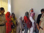 Barnala ਬੱਸ ਸਟੈਂਡ ਨੇੜੇ ਹੋਟਲ ‘ਤੇ ਰੇਡ, ਪੁਲਿਸ ਨੇ 10 ਮੁਡੇ-ਕੁੜੀਆਂ ਨੂੰ ਕੀਤਾ ਅਰੈਸਟ, ਸਥਾਨਕ ਲੋਕ ਬੋਲੇ- ਇੱਕ ਲੜਕੀ ਨਾਲ 3 ਮੁੰਡੇ ਜਾਂਦੇ ਸੀ ਅੰਦਰ