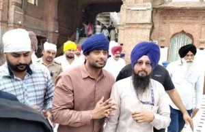 ਪੰਜਾਬੀ ਗਾਇਕ Mankirt Aulakh ਸੱਚਖੰਡ ਸ਼੍ਰੀ ਹਰਿਮੰਦਰ ਸਾਹਿਬ ‘ਚ ਹੋਏ ਨਤਮਸਤਕ, ਜਲਦ ਰਿਲੀਜ਼ ਹੋਣ ਜਾ ਰਹੇ ਕਈ ਗੀਤ