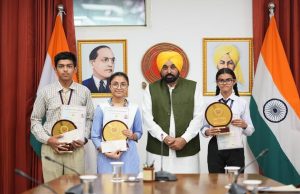 10ਵੀਂ ਦੇ ਟਾਪਰਾਂ ਨਾਲ CM Mann ਨੇ ਕੀਤੀ ਮੁਲਾਕਾਤ, ਬੋਲੇ- ਸਰਕਾਰ ਬੱਚਿਆਂ ਦੀ ਉਡਾਣ ਲਈ ਲਗਾਤਾਰ ਯਤਨਸ਼ੀਲ