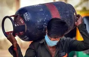 Cylinder Price Hike: ਕਮਰਸ਼ੀਅਲ LPG ਸਿਲੰਡਰ ਦੀਆਂ ਕੀਮਤਾਂ ‘ਚ 993 ਰੁਪਏ ਦਾ ਵਾਧਾ, ਕੀ ਘਰੇਲੂ ਗੈਸ ਦੇ ਵੱਧਣਗੇ ਭਾਅ?