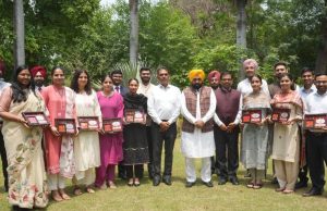 UPSC ਪਾਸ ਕਰਨ ਵਾਲੇ ਵਿਦਿਆਰਥੀਆਂ ਦਾ ਸਨਮਾਨ, CM ਮਾਨ ਨੇ ਵਧਾਈ ਦਿੱਤੀ; ਮਾਪਿਆਂ ਨਾਲ ਵੀ ਕੀਤੀ ਮੁਲਾਕਾਤ