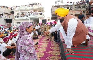 ਚਨਾਰਥਲ ਕਲਾਂ ਲੋਕ ਮਿਲਣੀ ਕਰਨ ਪਹੁੰਚੇ CM ਮਾਨ, ਪਿੰਡ ਦੇ ਵਿਕਾਸ ਲਈ ਦਿੱਤੇ 51 ਲੱਖ; ਅਕਾਲੀ ਦਲ ‘ਤੇ ਕੀਤੇ ਤਿੱਖੇ ਵਾਰ