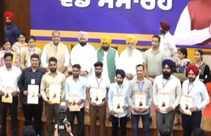CM Mann ਨੇ ਨੌਜਵਾਨਾਂ ਨੂੰ ਵੰਡੇ ਨਿਯੁਕਤੀ ਪੱਤਰ, ਪੇਪਰ ਲੀਕ ‘ਤੇ ਕੇਂਦਰ ‘ਤੇ ਬੋਲਿਆ ਹਮਲਾ