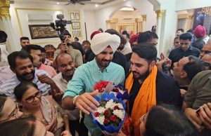 ਨਵੇਂ ਯੂਥ ਪ੍ਰਧਾਨ ਦੇ ਘਰ ਪਹੁੰਚੇ ਪੰਜਾਬ ਕਾਂਗਰਸ ਪ੍ਰਧਾਨ ਵੜਿੰਗ, 2027 ਚੋਣਾਂ ਲਈ ਨੌਜਵਾਨ ਲੀਡਰਸ਼ਿਪ ‘ਤੇ ਨਜ਼ਰ