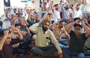 Gurdaspur: BLO ਅਧਿਆਪਕ ਨਾਲ ਦੁਰਵਿਹਾਰ ਦਾ ਇਲਜ਼ਾਮ, ਅਧਿਆਪਕ ਯੂਨੀਅਨ ਵੱਲੋਂ SDM ਦਫ਼ਤਰ ਬਾਹਰ ਧਰਨਾ