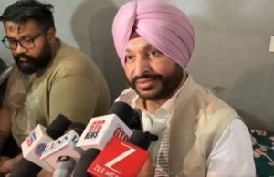 ਬਟਾਲਾ ਨੇੜੇ ਸਾਬਕਾ ਕੇਂਦਰੀ ਮੰਤਰੀ ਬਿੱਟੂ ਦੇ ਕਾਫ਼ਲੇ ‘ਤੇ ਹਮਲਾ, ਗੱਡੀਆਂ ਦੇ ਸ਼ੀਸ਼ੇ ਭੰਨੇ; ਸੁੱਟੇ ਆਂਡੇ ਤੇ ਟਮਾਟਰ