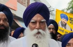Hoshiarpur ‘ਚ SGPC ਪ੍ਰਧਾਨ ਧਾਮੀ ਦੇ ਘਰ ਬਾਹਰ “ਵਾਰਿਸ ਪੰਜਾਬ ਦੇ” ਦਾ ਪ੍ਰਦਰਸ਼ਨ, ਤਰਸੇਮ ਸਿੰਘ ਨੇ ਮੰਗਿਆ ਅਸਤੀਫ਼ਾ